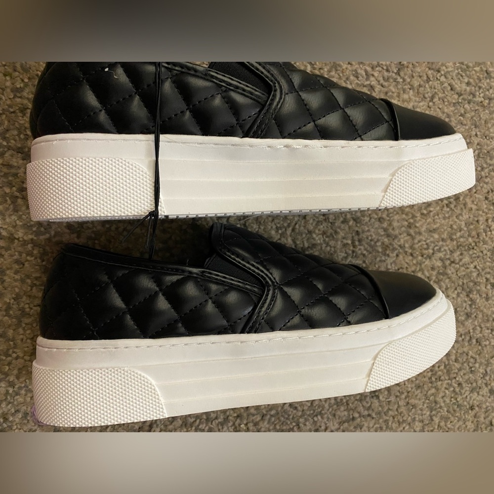 Steve Madden - Kids Luma - Slip On. Size 4 - Picture 3 of 5